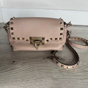 Valentino Garavani Rockstud Small Crossbody Bag – Poudre